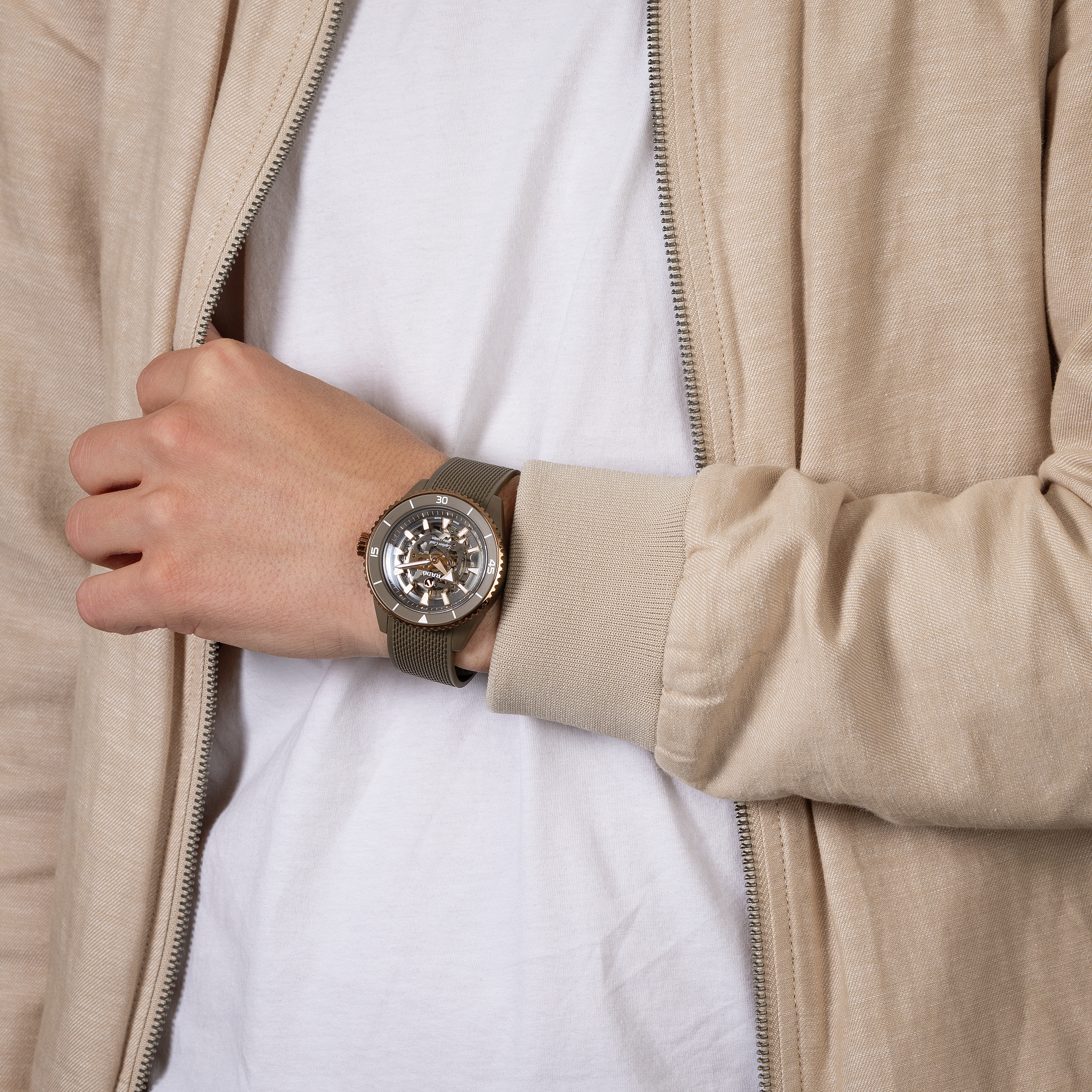 Rado Captain Cook High-Tech Ceramic Skeleton R32150168 Erkek Kol Saati