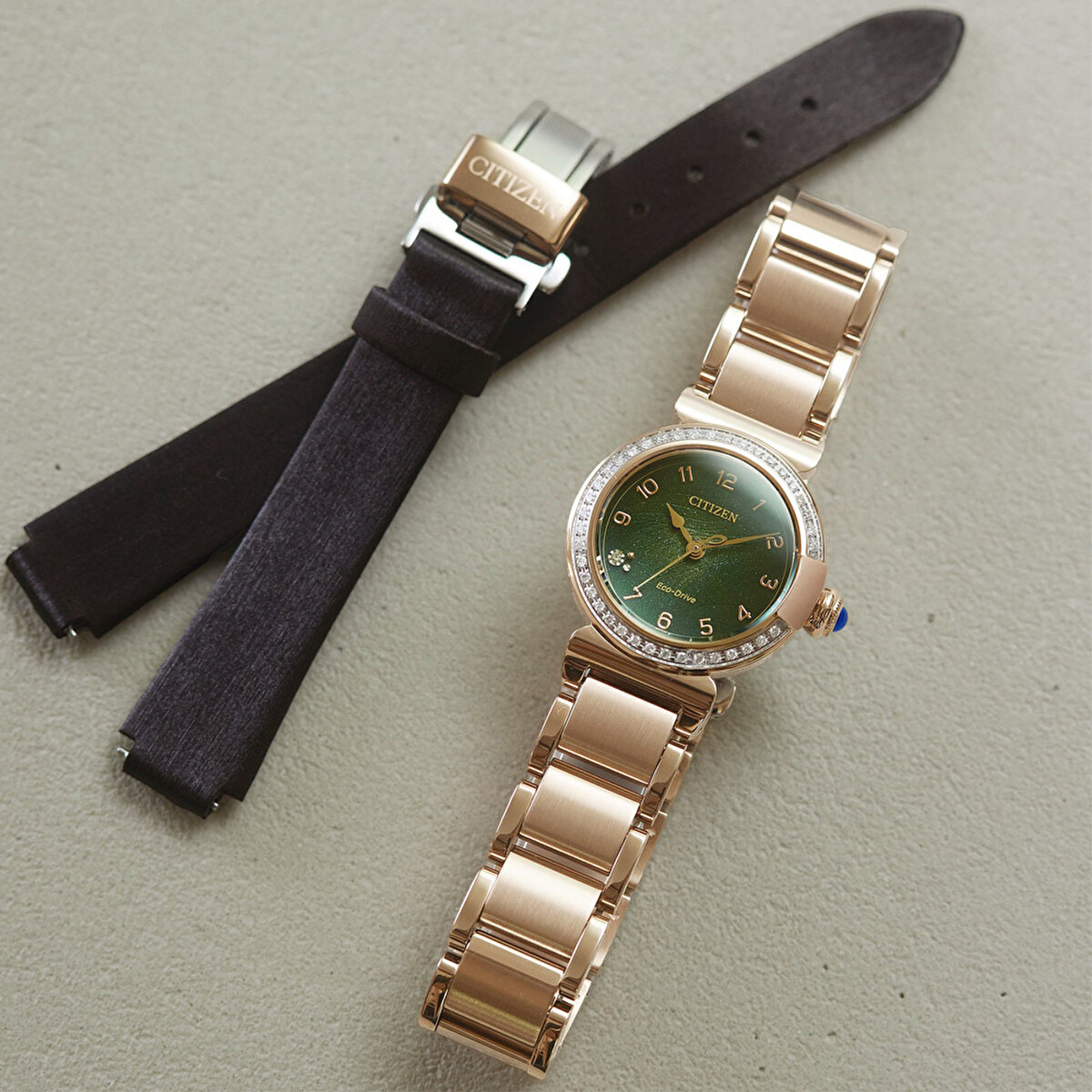 Citizen Eco-Drive EM1123-62X Pırlantalı ve Yedek Kordonlu Kadın Kol Saati