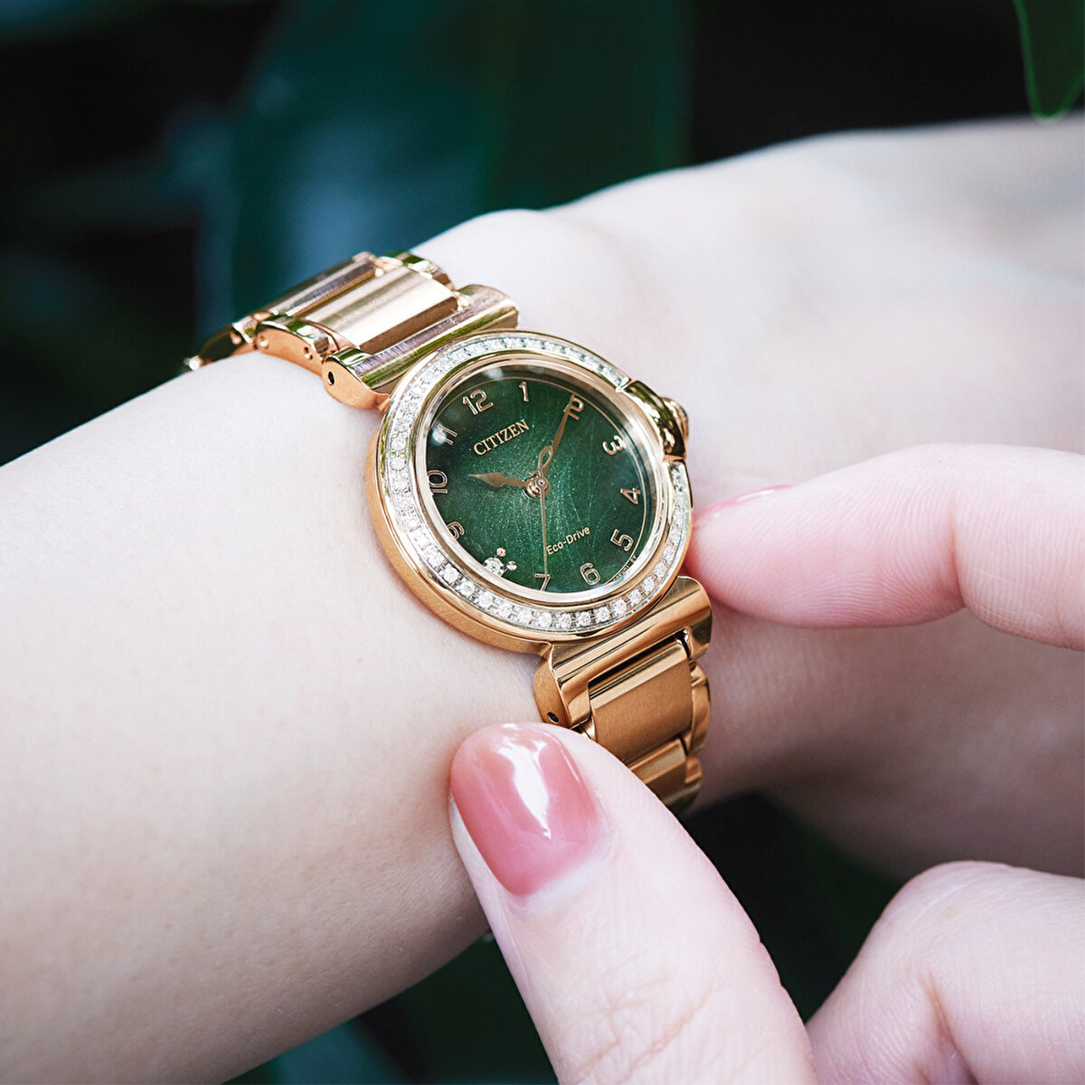 Citizen Eco-Drive EM1123-62X Pırlantalı ve Yedek Kordonlu Kadın Kol Saati
