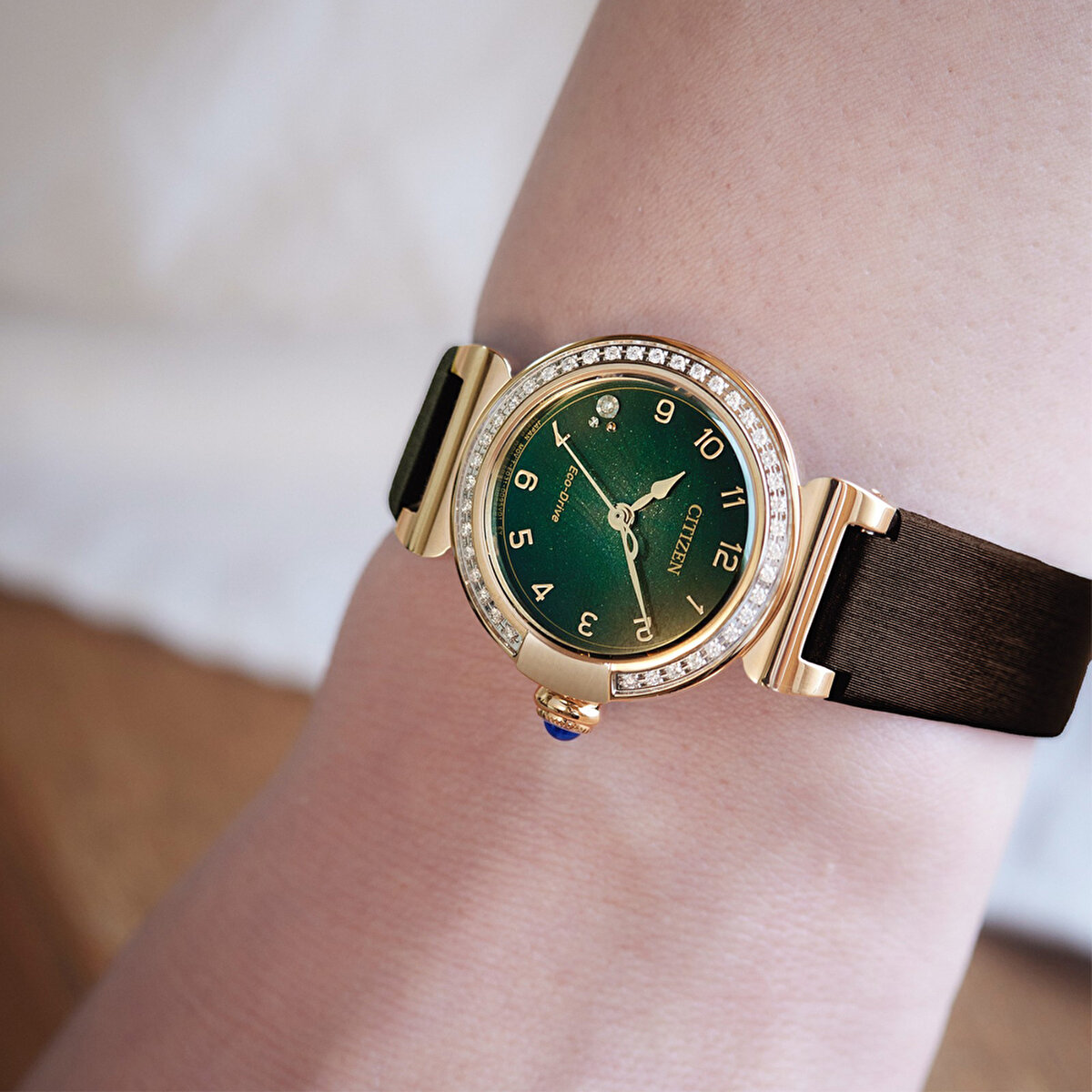 Citizen Eco-Drive EM1123-62X Pırlantalı ve Yedek Kordonlu Kadın Kol Saati